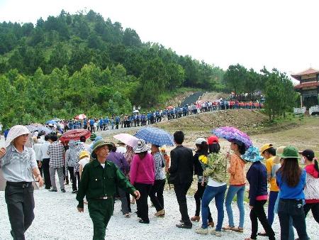 ປະຊາຊົນນັບພັນຄົນໄປໄຫວ້ອາໄລຢູ່ສຸສານພົນເອກຫວໍງວຽນຢາບ